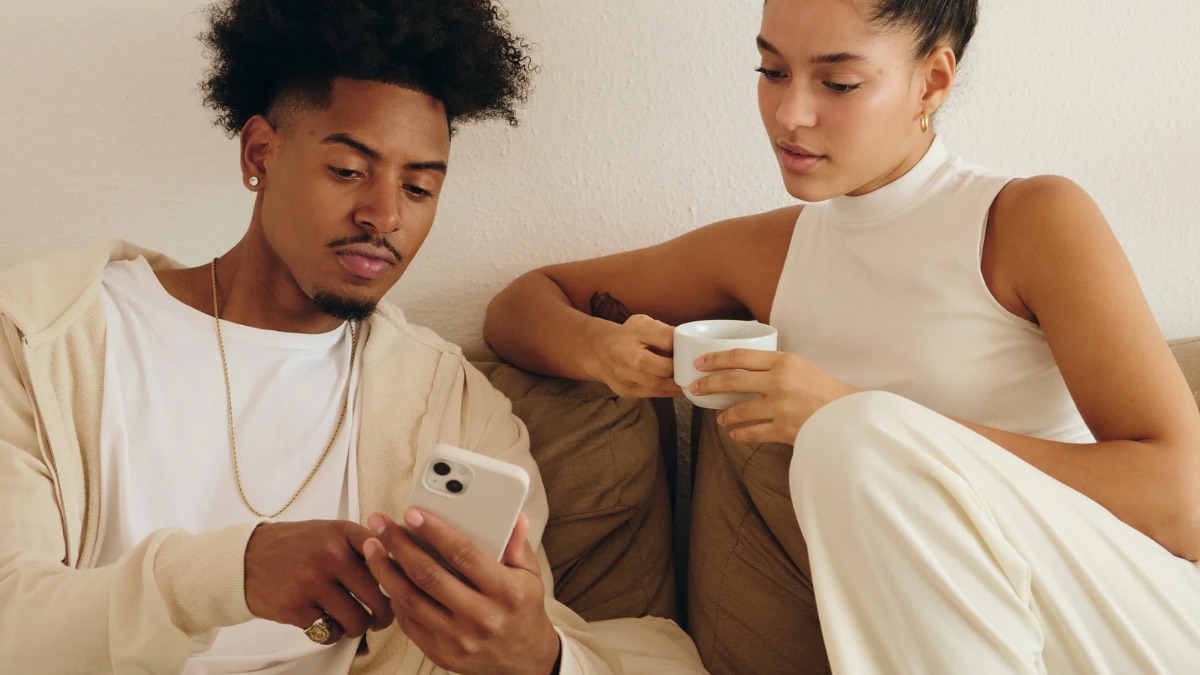 How to recognize a real Samsung S22 from a counterfeit?