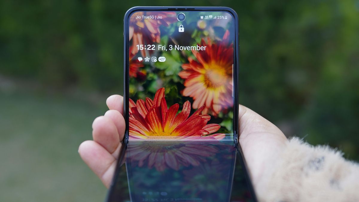 Thickness of foldable smartphones: how low can we go without compromising durability?